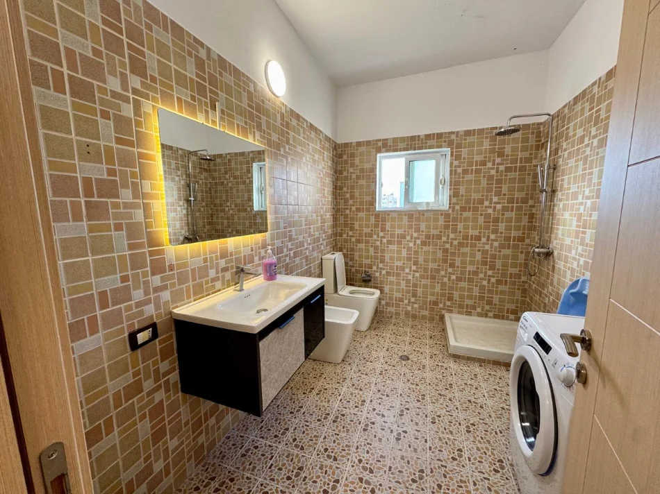 Durres, jepet me qera shtepi 4+1+Ballkon Kati 2, 132 m² 500 € (Rruga Toefik Skilja)