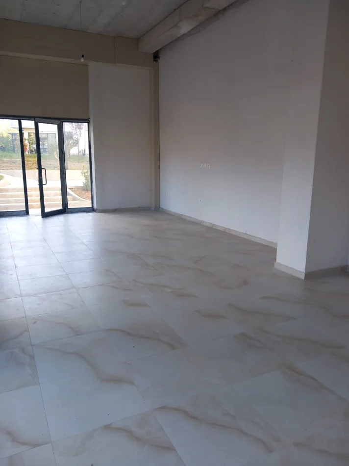 Tirane, jepet me qera ambjent biznesi Kati 1, 60 m² 600 € (Porcelan)