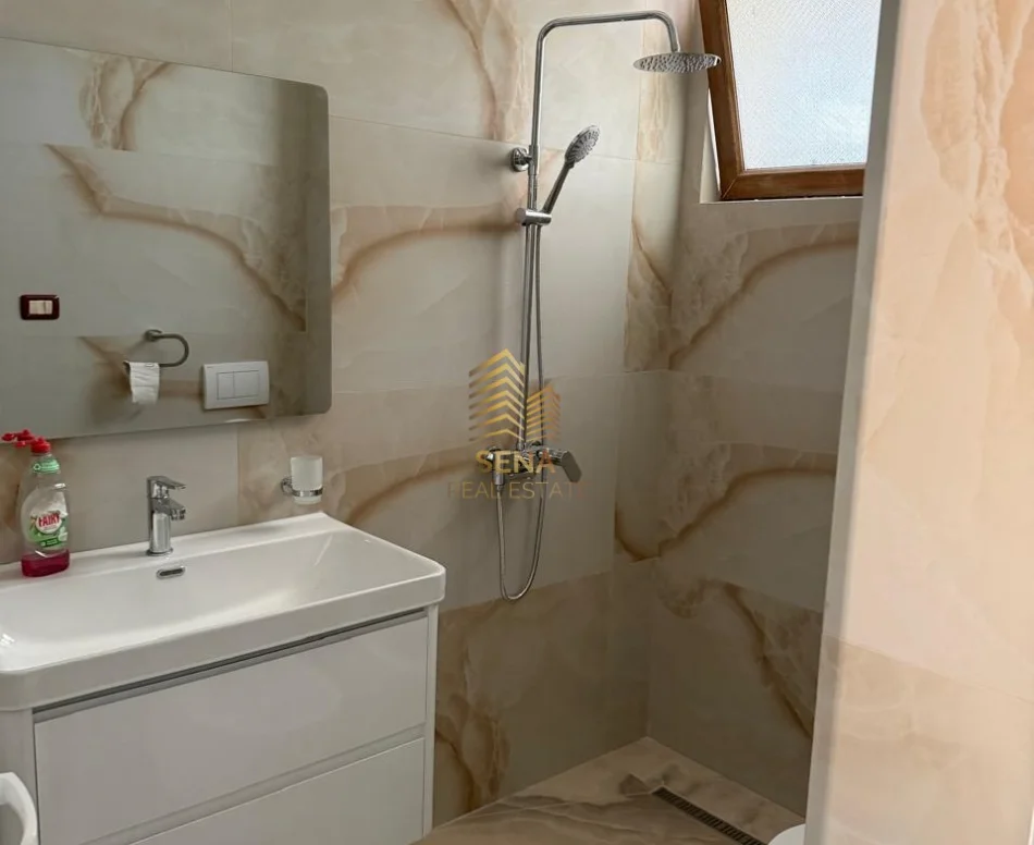 Tirane, jepet me qera apartament 2+1 Kati 1, 95 m² 800 € (Ali Demi)