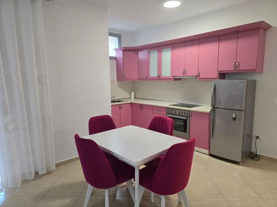 Vlore, jepet me qera apartament 1+1 , 90 m² 500 € (LUNGOMARE)