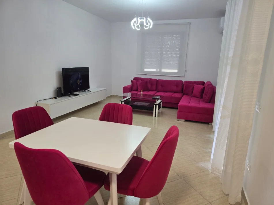 Vlore, jepet me qera apartament 1+1 , 90 m² 500 € (LUNGOMARE)