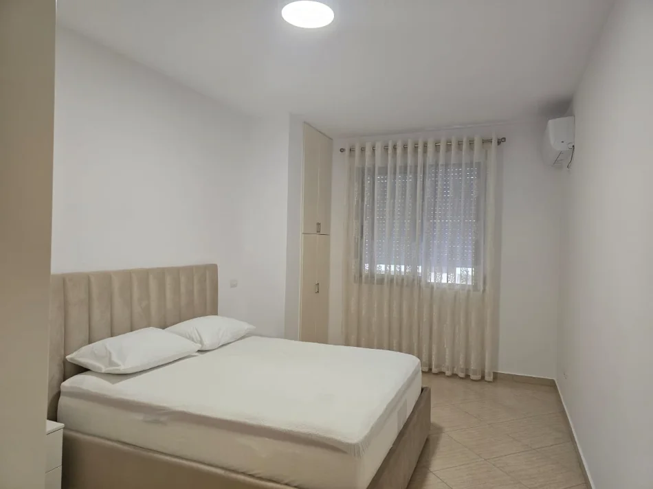 Vlore, jepet me qera apartament 1+1 , 90 m² 500 € (LUNGOMARE)