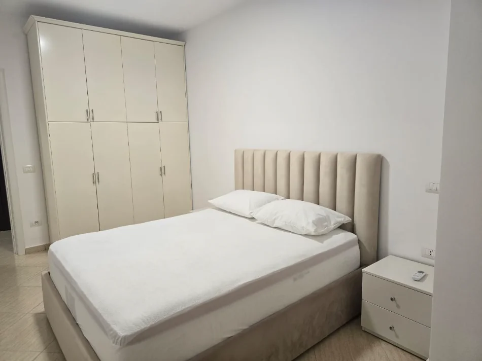 Vlore, jepet me qera apartament 1+1 , 90 m² 500 € (LUNGOMARE)