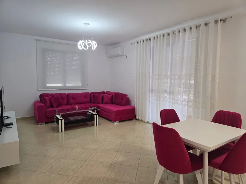 Vlore, jepet me qera apartament 1+1 , 90 m² 500 € (LUNGOMARE)