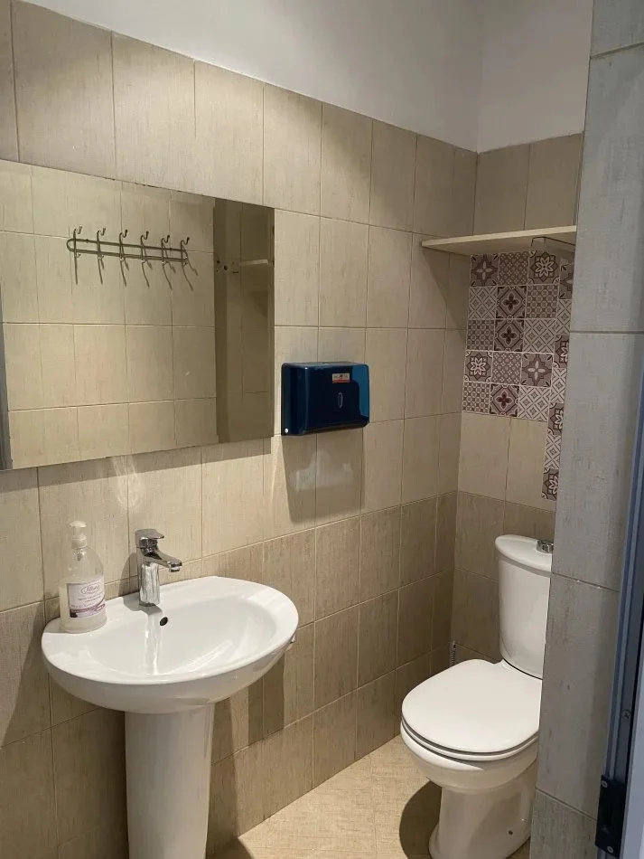 Tirane, jepet me qera zyre Kati 1, 40 m² 480 € (RRUGA E DIBRES)