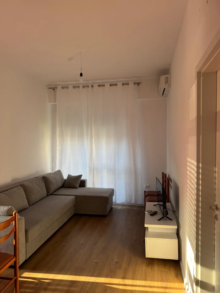Tirane, jepet me qera apartament 1+1 , 55 m² 400 € (FRESK)