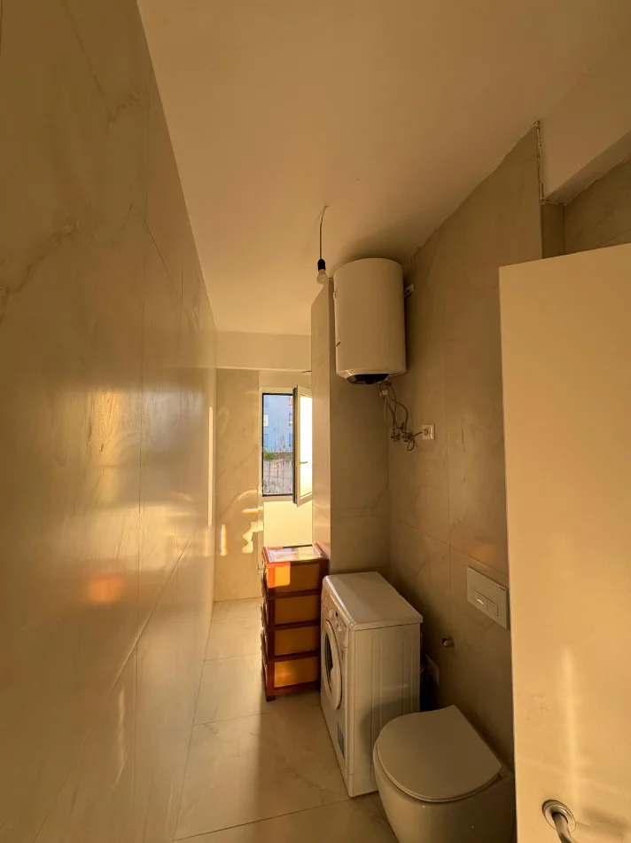 Tirane, jepet me qera apartament 1+1 , 55 m² 400 € (FRESK)