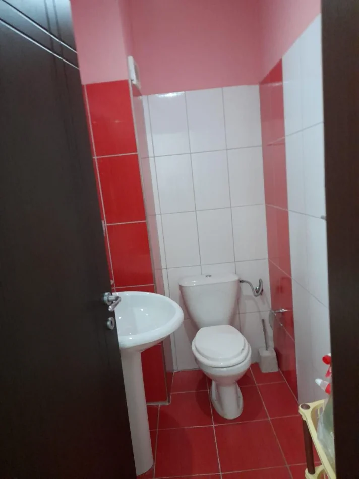 Tirane, jepet me qera apartament 2+1 Kati 1, 100 m² 500 € (VILAT GJERMANE)