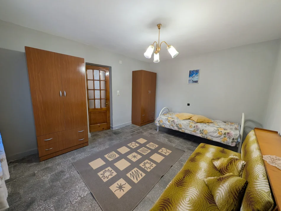 Tirane, jepet me qera apartament 2+1 Kati 1, 90 m² 500 € (ALI DEMI)