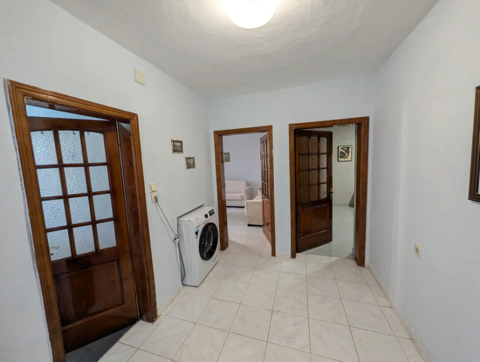 Tirane, jepet me qera apartament 2+1 Kati 1, 90 m² 500 € (ALI DEMI)