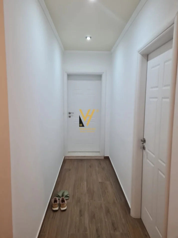 Tirane, jepet me qera zyre Kati 1, 145 m² 820 € (QYTET STUDENTI)