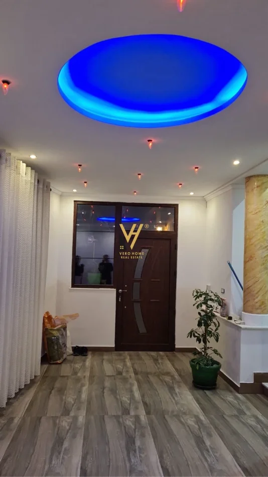 Tirane, jepet me qera zyre Kati 1, 145 m² 820 € (QYTET STUDENTI)