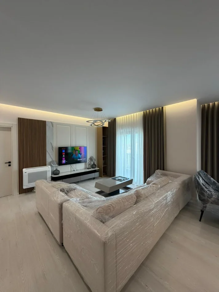 Tirane, jepet me qera apartament 1+1+Ballkon Kati 5, 80 m² 800 € (Xhamllik)