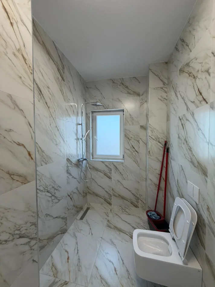 Tirane, jepet me qera apartament 1+1+Ballkon Kati 5, 80 m² 800 € (Xhamllik)