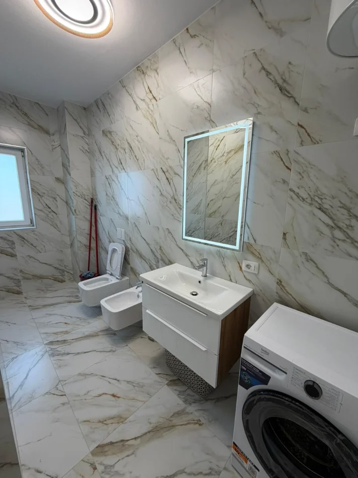 Tirane, jepet me qera apartament 1+1+Ballkon Kati 5, 80 m² 800 € (Xhamllik)