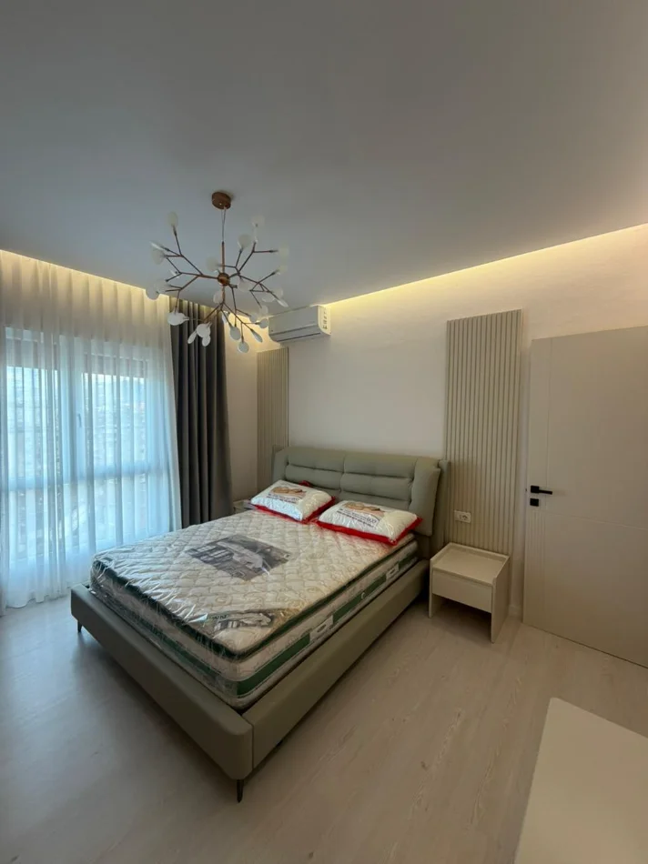 Tirane, jepet me qera apartament 1+1+Ballkon Kati 5, 80 m² 800 € (Xhamllik)