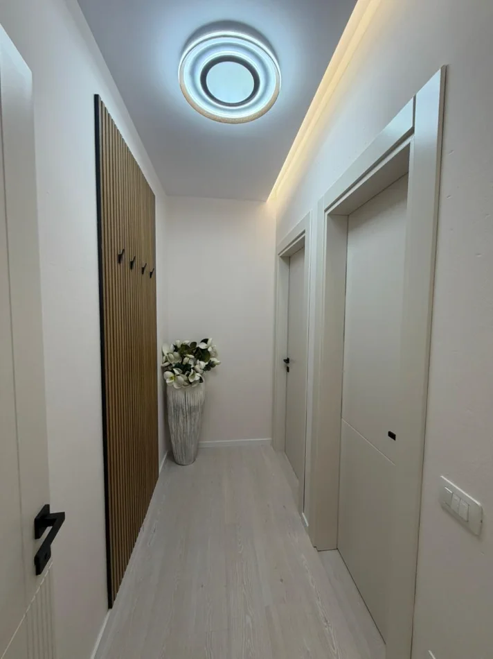 Tirane, jepet me qera apartament 1+1 Kati 5, 77 m² 800 € (xhamlliku)