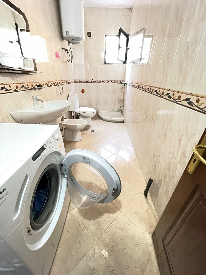 Tirane, jepet me qera apartament 1+1 Kati 3, 