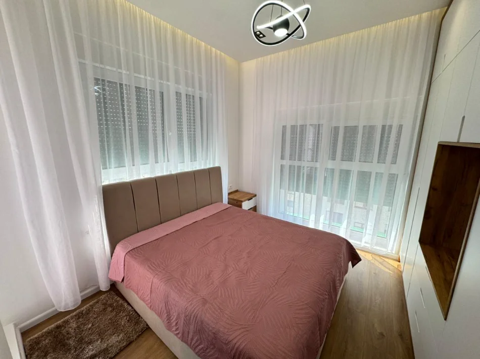 Tirane, jepet me qera apartament 2+1 Kati 7, (Ali Demi)