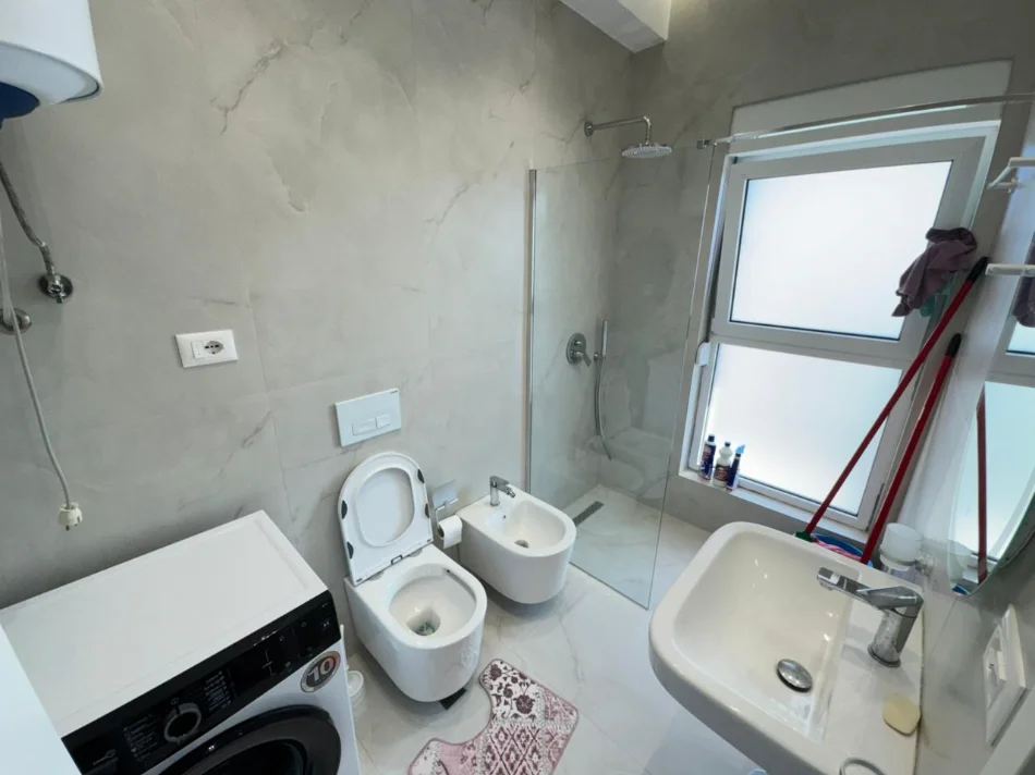 Tirane, jepet me qera apartament 2+1 Kati 7, (Ali Demi)