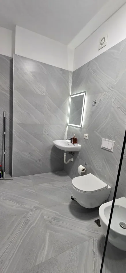 Tirane, jap me qera apartament 3+1+Ballkon Kati 8, 125 m² 600 € (UNIVERS CITY)