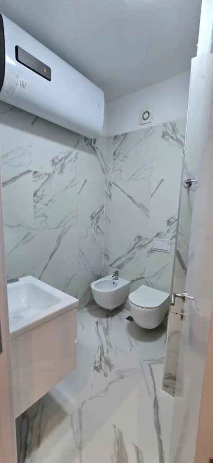 Tirane, jap me qera apartament 3+1+Ballkon Kati 8, 125 m² 600 € (UNIVERS CITY)