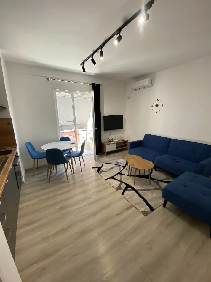 Tirane, jepet me qera apartament 1+1+Ballkon Kati 3, 60 m² 370 € (PRANE XHAMISE)