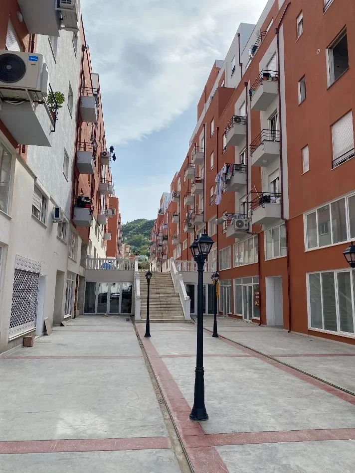 Tirane, jepet me qera apartament 1+1+Ballkon Kati 3, 60 m² 370 € (PRANE XHAMISE)