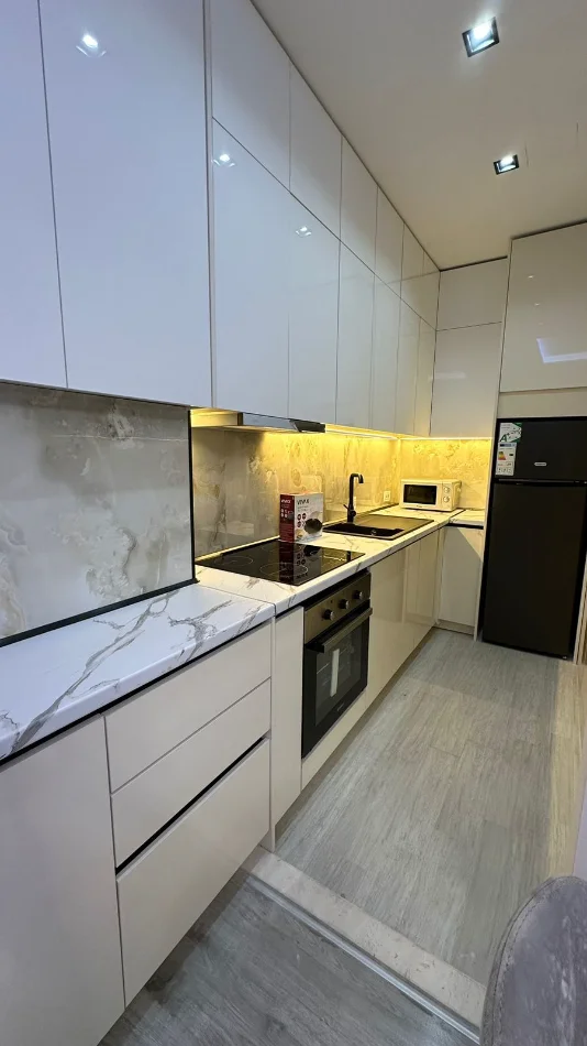 Tirane, jepet me qera apartament 1+1 , 600 € (Rruga Riza Cerova, prane gimnazit Partizani)
