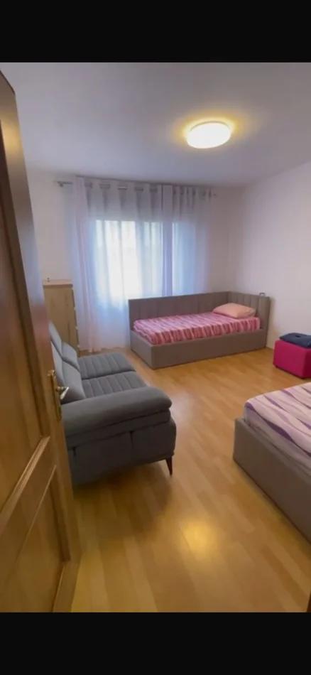 Durres, shes apartament ne plazh 4+1 Kati 3, 132 m² 170.000 € (Rruga Pavarësia)