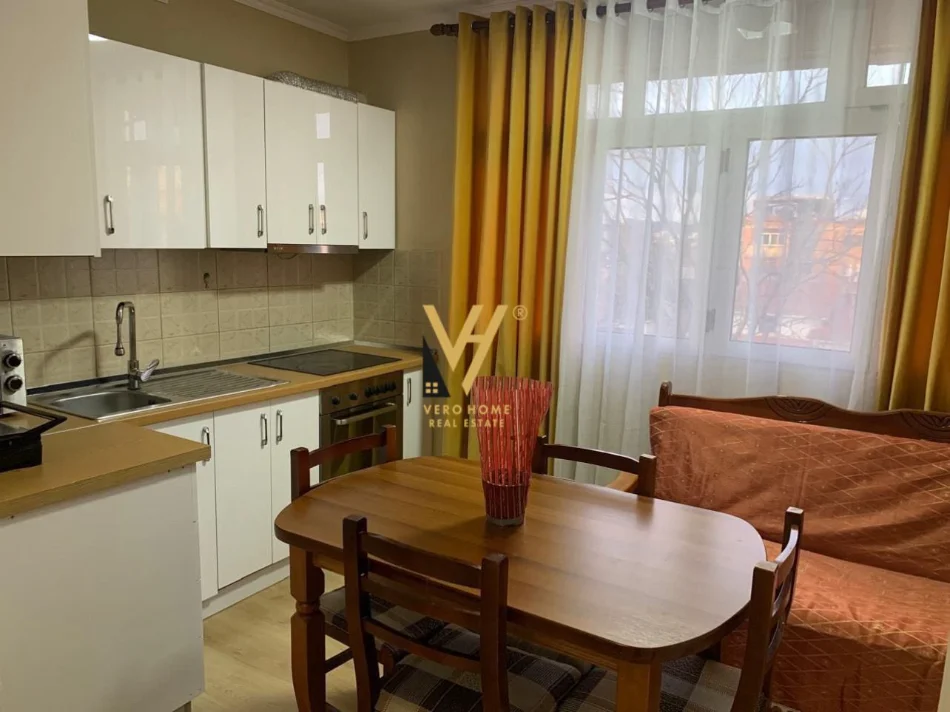 Tirane, jepet me qera apartament 1+1+Ballkon Kati 3, 70 m² 470 € (PEDIATRIA)