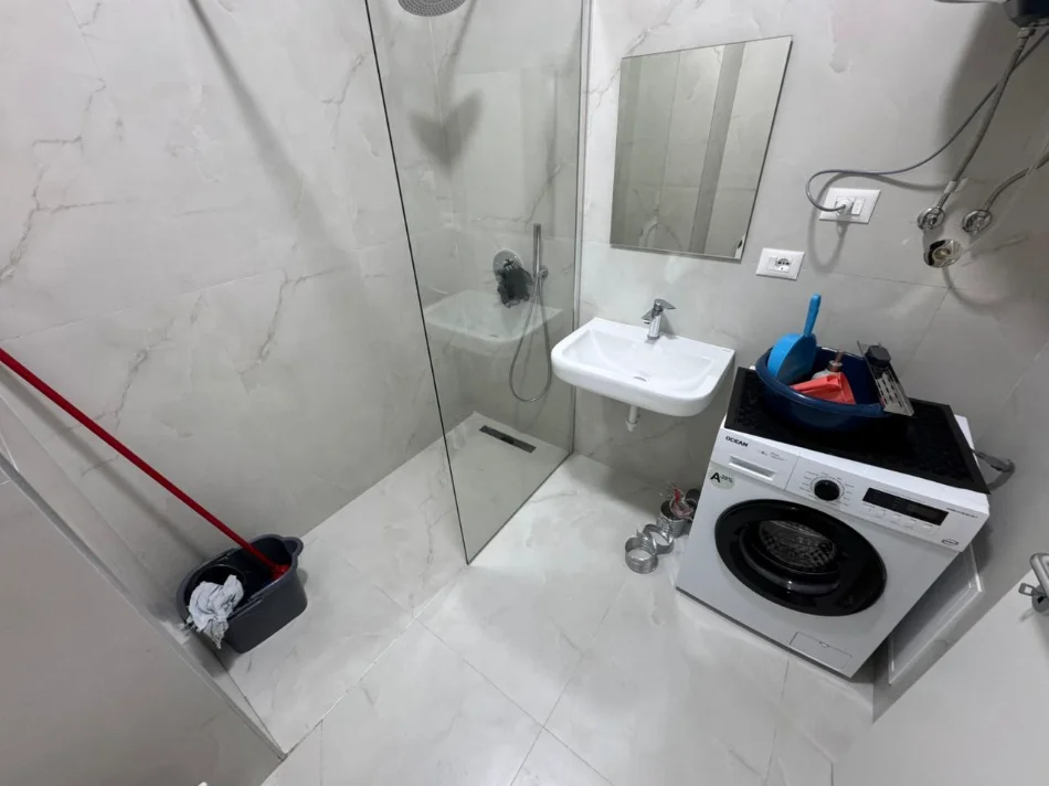 Tirane, jepet me qera apartament 1+1 Kati 5, (Ali Demi)