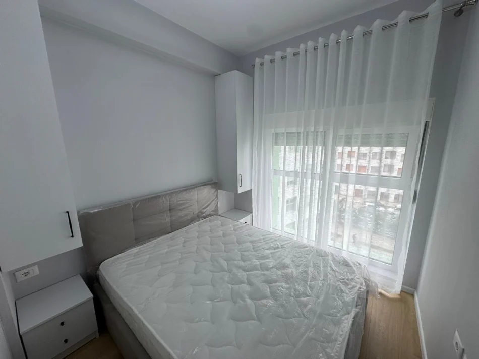 Tirane, jepet me qera apartament 1+1 Kati 5, (Ali Demi)