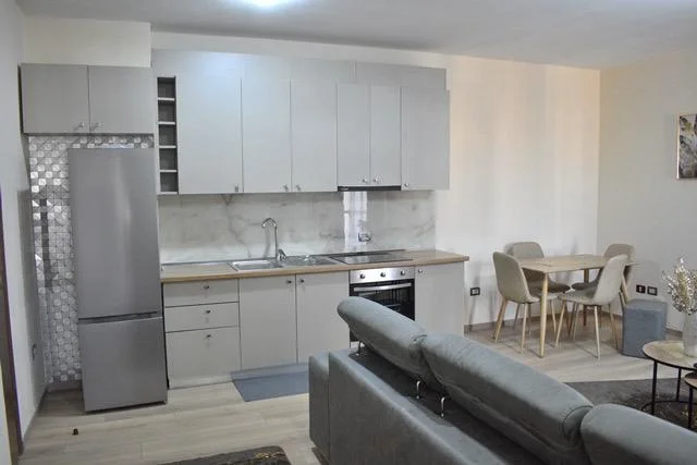 Tirane, jepet me qera apartament 1+1 , 600 € (RRUGA E KAVAJES)
