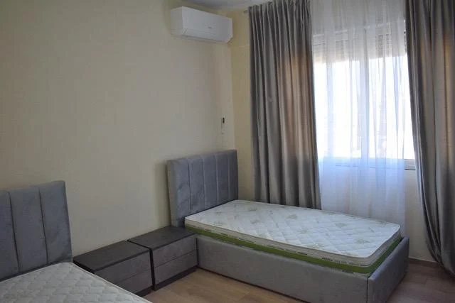 Tirane, jepet me qera apartament 1+1 , 600 € (RRUGA E KAVAJES)
