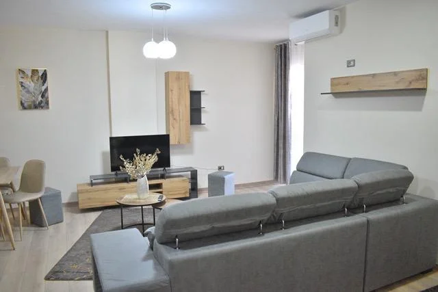 Tirane, jepet me qera apartament 1+1 , 600 € (RRUGA E KAVAJES)