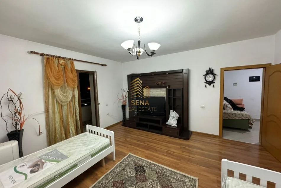 Tirane, jepet me qera apartament 2+1+Ballkon Kati 3, 110 m² 400 € (Stacioni i Trenit)