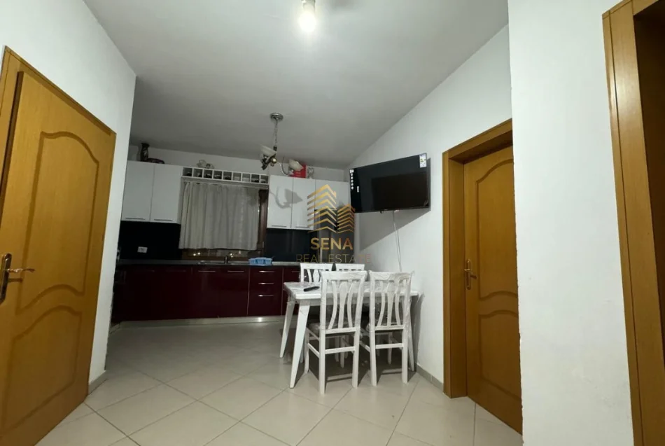 Tirane, jepet me qera apartament 2+1+Ballkon Kati 3, 110 m² 400 € (Stacioni i Trenit)