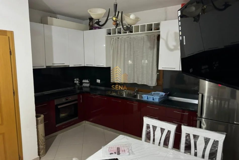 Tirane, jepet me qera apartament 2+1+Ballkon Kati 3, 110 m² 400 € (Stacioni i Trenit)