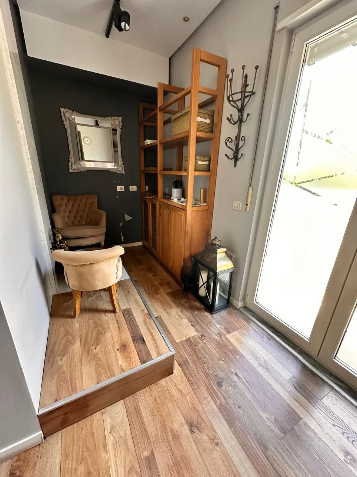 Tirane, jepet me qera ambjent biznesi Kati 1, 100 m² 1.500 € (Don Bosco)