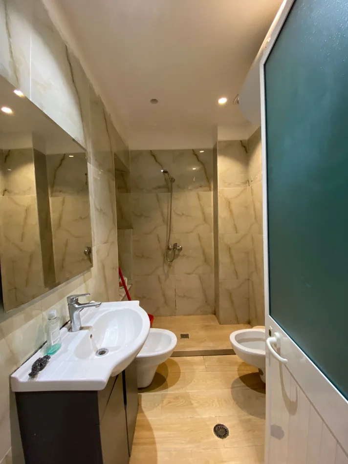 Tirane, jepet me qera apartament 2+1 Kati 5, 400 € (Fresku)