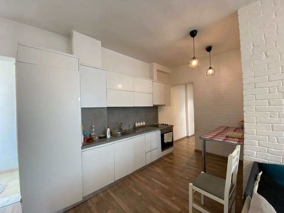 Tirane, jepet me qera apartament 2+1 Kati 5, 400 € (Fresku)