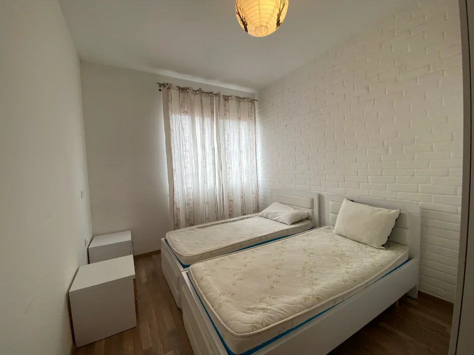 Tirane, jepet me qera apartament 2+1 Kati 5, 400 € (Fresku)