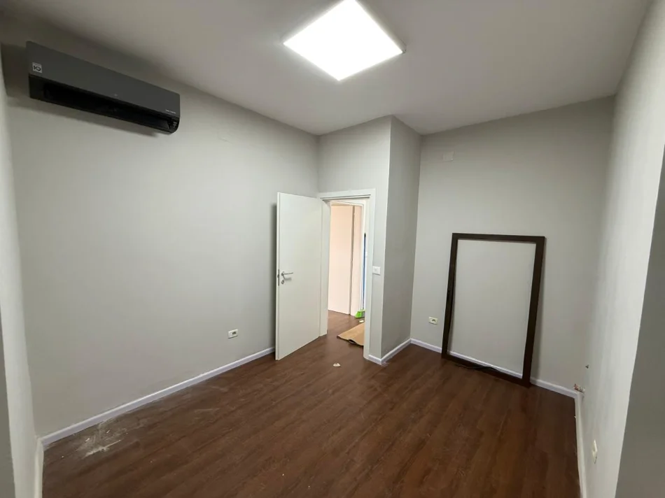 Tirane, jepet me qera ambjent biznesi Kati 1, 157 m² (Ali Demi)