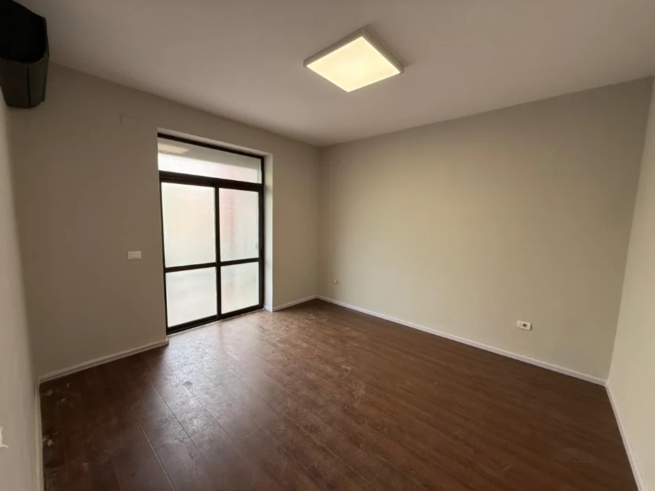 Tirane, jepet me qera ambjent biznesi Kati 1, 157 m² (Ali Demi)