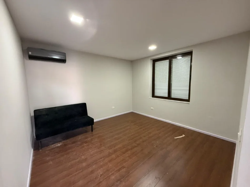 Tirane, jepet me qera ambjent biznesi Kati 1, 157 m² (Ali Demi)
