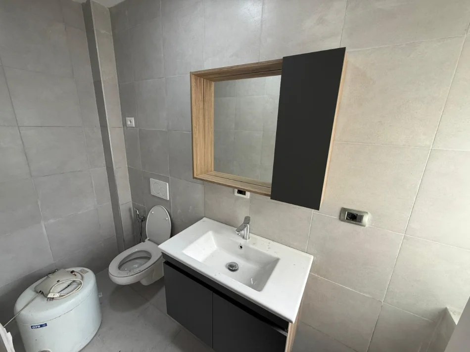 Tirane, jepet me qera ambjent biznesi Kati 1, 157 m² (Ali Demi)