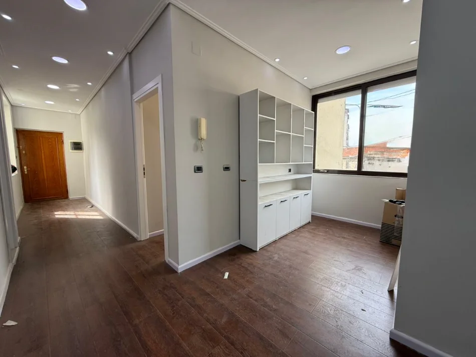 Tirane, jepet me qera ambjent biznesi Kati 1, 157 m² (Ali Demi)