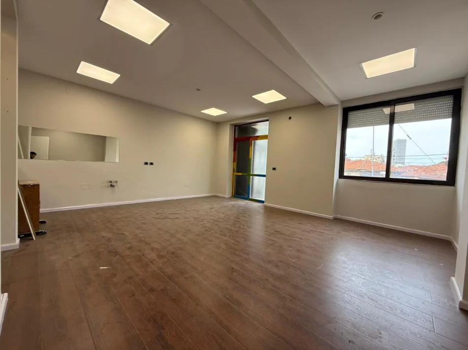 Tirane, jepet me qera ambjent biznesi Kati 1, 157 m² (Ali Demi)