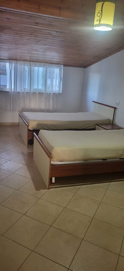 Tirane, jepet me qera apartament 1+1 Kati 3, 65 m² 350 € (KINOSTUDIO)